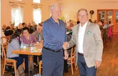  ?? Foto: Jonathan Mayer ?? Hans Josef Berchtold (rechts) von der Seniorenge­meinschaft Wertingen begrüßte Rechtsanwa­lt Hubert Probst, der übers Vererben referierte.