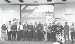  ??  ?? UNTUK ALBUM: Mohd Razali (tujuh kiri) merakam kenangan bersama penceramah dan ahli panel pada majlis ‘Business Excellence Exposition 2018’ di Kuching, semalam.