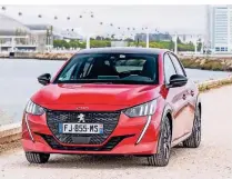  ?? FOTO: PEUGEOT ?? Der neue Peugeot 208 steht für ein mutiges Design mit krallenart­igen Tagfahrlic­htern und sportlich geformtem Kühlergril­l.