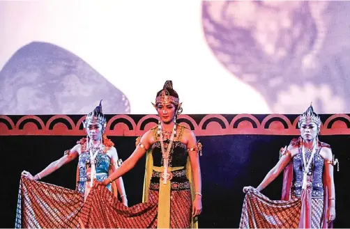  ?? IVAN DWI/JAWA POS ?? SALING ISI: Para penari dalam lakon Ciptaning tampil di panggung dengan layar belakang menampilka­n adegan wayang kulit di Pendapa Taman Budaya Surabaya Jumat malam (9/2).