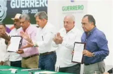  ??  ?? El gobernador Héctor Astudillo (der.) exhortó a los productore­s de maíz a emplear el fertilizan­te de manera correcta.