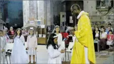  ?? - Crédits : MLM ?? 1ère communion pour Ornella qui reçoit l’eucharisti­e très recueillie.