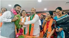  ?? S.SURENDERRE­DDY ?? BJP state president Bandi Sanjay Kumar formally welcomes NRIs, sarpanches, former sarpanches and others who joined the party from Bhongir at the BJP office in Nampally on Sunday. —