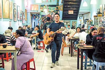  ?? - Bernama ?? Busker Ferry Rezeki Samsuri singing at a restaurant in Kuala Lumpur