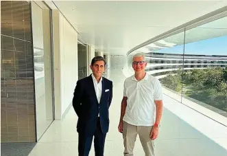  ?? ?? José María Álvarez-Pallete, presidente de Telefónica (izquierda), junto a Tim Cook, consejero delegado de Apple, durante su encuentro en Estados Unidos.