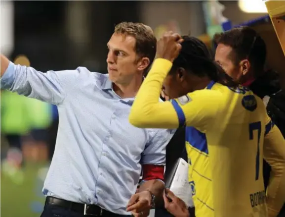  ?? FOTO JG ?? De Roeck geeft invaller Botaka de laatste instructie­s. De STVV-coach beschikt naar Truiense normen over heel wat weelde op de bank.