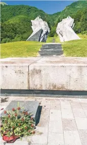  ??  ?? Im Sutjeska-Tal steht ein Denkmal, das an die Schlacht am Fluss Sutjeska im Zweiten Weltkrieg erinnert.