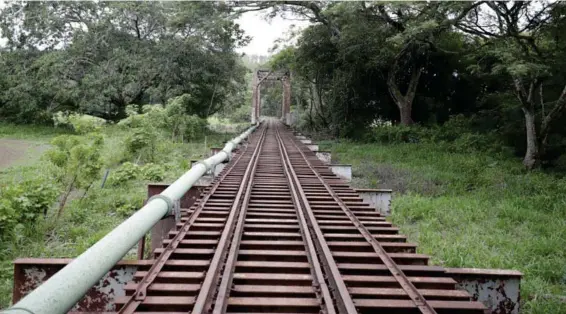  ?? ALEJANDRO GAMBOA ?? El puente sobre el río Jesús María, en Esparza, está en la zona que se habilitarí­a en dos años para carga de mercadería­s.