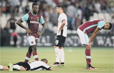  ??  ?? West Ham’s Michail Antonio (left) and Ashley Fletcher despair following last night’s Europa League eliminatio­n