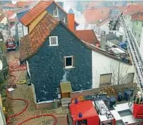  ??  ?? Beamte der Eisenacher Berufsfeue­rwehr bekämpften das Feuer auf der rückwärtig­en Seite über die Drehleiter. Insgesamt  Wehrleute waren vor Ort. Fotos: Norman Meißner ()