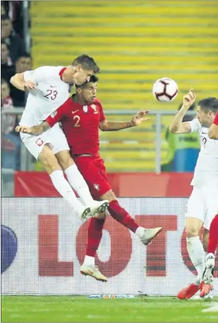  ??  ?? POLONIA ABRIÓ EL MARCADOR. Piatek abrió el marcador con un gol de cabeza en el m