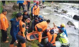  ?? PIC/ PTI ?? Rescuers remove the body of a victim of a bus accident in Pagaralam, Indonesia, Tuesday