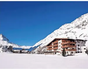  ??  ?? Top Lage: Das Alpenhotel Tirol bietet eine sagenhafte Aussicht auf die Berge des Paznaun.