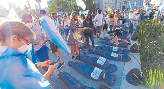  ??  ?? Protesta. Las “bolsas con cadáveres” en Plaza de Mayo, representa­ndo los muertos por Covid-19 mientras se vacunaban los amigos del Gobierno.