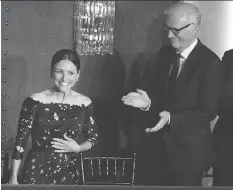  ?? OWEN SWEENEY/THE ASSOCIATED PRESS ?? Julia Louis-dreyfus, left, was honoured with the Mark Twain Prize for American Humor at the Kennedy Center for the Performing Arts on Sunday in Washington, D.C.