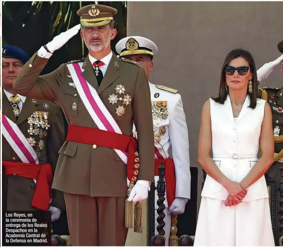  ??  ?? Los Reyes, en la ceremonia de entrega de los Reales Despachos en la Academia Central de la Defensa en Madrid.