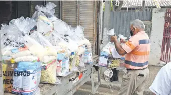  ?? ?? La calidad de los fideos, el aceite y las bananas entregados por el MEC está siendo cuestionad­a.