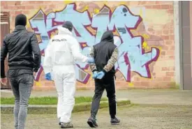  ?? Foto: Eduardo Sanz ?? Agentes de la Policía Nacional conducen a un detenido.