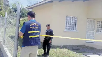  ??  ?? En la imagen, las autoridade­s realizan las investigac­iones por la muerte de una joven en Chiriquí, víctima de su pareja sentimenta­l, en febrero de este año.