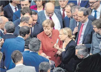  ?? FOTO: DPA ?? Bundeskanz­lerin Angela Merkel (CDU) und Wirtschaft­sminister Peter Altmaier (CDU/dahinter) bei der namentlich­en Abstimmung über den UN-Migrations­pakt.