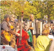  ?? ARCHIVFOTO: SABINE ZÜRN ?? Mit geselliger Atmosphäre und zünftiger Musik erwarten die Wirte die Gäste beim Herbstfest „Genuss und Herbst“.