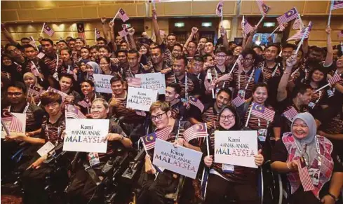  ??  ?? SEBAHAGIAN atlet Para ASEAN negara pada Majlis Penyerahan Obor Kontinjen Para Malaysia ke Sukan Para Asean 2017.
