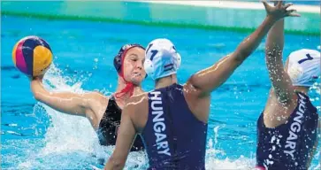  ?? Robert Gauthier Los Angeles Times ?? KILEY NEUSHUL LINES UP a shot against Hungary during the second half of the water polo semifinals. The U.S. women remained unbeaten in Rio and will go for their second consecutiv­e gold medal.