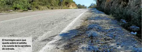  ?? ?? El hormigón seco que queda sobre el asfalto y la cuneta de la carretera de entrada.
Una de las tapas robadas cubierta con tablas por los vecinos.