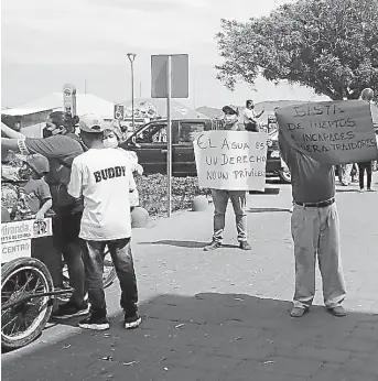  ?? FOTO: LISBETH MERA ?? Los ciudadanos portan carteles con consignas en contra del municipio.