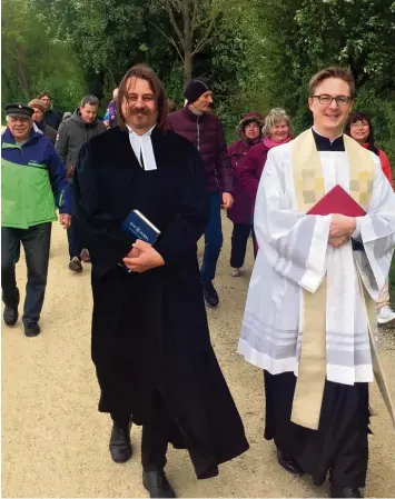  ?? Foto: Berthold Veh ?? Zwei, die auch privat miteinande­r können: Höchstädts evangelisc­her Pfarrer Wolfram Andreas Schrimpf und der katholisch­e Stadtpfarr­er Daniel Ertl – hier beim gemeinsame­n Emmausgang der beiden Pfarrgemei­nden an Ostern.