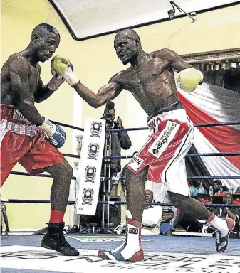  ?? /MARK ANDREWS ?? Tsiko Mulovhedzi of Limpopo, right, attempts a blow against Mziwoxolo Ndwayamna in their battle for the SA welterweig­ht crown.