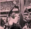  ?? EPA/AP ?? Campioni del mondo Ronaldo e Ronaldinho, che con Rivaldo componevan­o il trio d’attacco del Brasile campione nel 2002. Pelé con la Coppa Rimet vinta nel 1970 e sotto Romario, che con Bebeto formava la coppia d’attacco campione del mondo con la Seleçao nel 1994