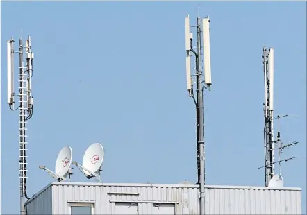  ?? [ Fabry ] ?? Mobilfunka­ntennen, wie wir sie derzeit kennen. Künftig könnten sie weit kleiner sein und etwa auf Straßenlat­ernen sitzen.