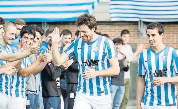  ??  ?? Aiert Ordóñez y Javier Kintana recibieron el homenaje de los suyos en el partido disputado en Loinaz