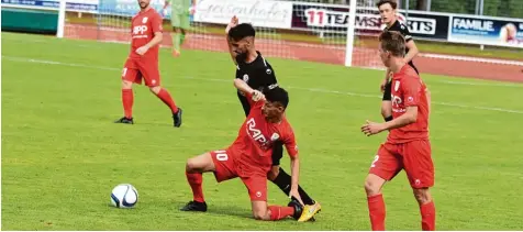  ?? Foto: Christian Kruppe ?? Ausgetanzt: Berkay Akgün (schwarzes Trikot) beim 5:1 Auftaktsie­g gegen Dachau. Gelingt dem TSV Schwabmünc­hen heute gegen die Reserve des TSV 1860 München ein ähnlicher Coup?