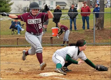  ?? BOB RAINES — DIGITAL FIRST MEDIA ?? Lansdale Catholic first baseman Taylor Molettiere forces out Abington runner Brooke Clewell during their game Thursday.
