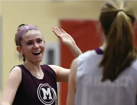  ?? CHRISTOPHE­R EVANS / BOSTON HERALD ?? GOOD TIMES: Millis’ Abby Miller high fives teammate Abby Cohen during practice.