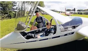  ?? FOTO: SIGRID HEDDERICH ?? Marcio Burda hat im Segelflugz­eug Platz genommen und bekommt von Fluglehrer Patrick Hirschauer die letzten Instruktio­nen, bevor es gemeinsam in die Luft geht.