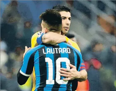  ?? ALESSANDRO GAROFALO / REUTERS ?? Luis Suárez abraza a Lautaro Martínez al final en una imagen que puede resultar premonitor­ia