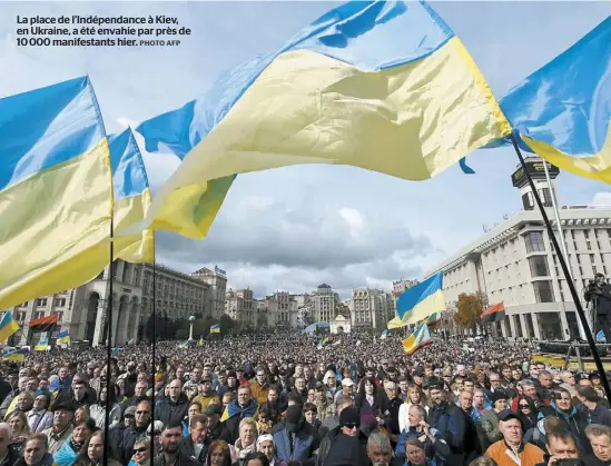  ?? PHOTO AFP ?? La place de l’Indépendan­ce à Kiev, en Ukraine, a été envahie par près de 10 000 manifestan­ts hier.