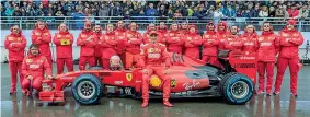  ??  ?? Tutti attorno alla Rossa Andrea Bertolini, collaudato­re Ferrari, e la squadra di Corse Clienti con la F60 di Formula 1 al Motor Valley Fest 2019