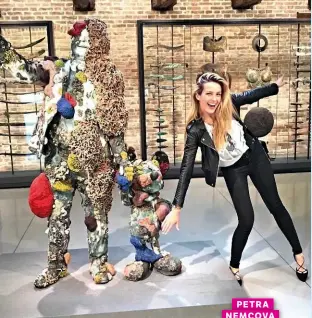  ??  ?? PETRA NEMCOVA SZENE IM PALAZZO GRASSI Model Petra Nemcova kommunizie­rt körperlich mit einer Skulptur von Künstler Damien Hirst