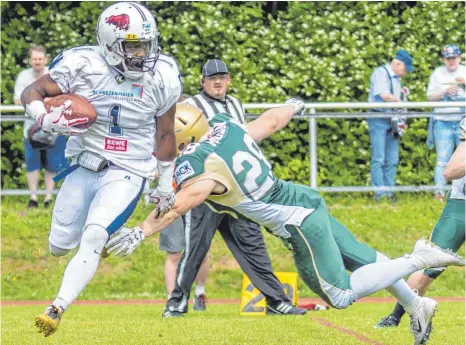  ?? FOTO: FLORIAN WOLF ?? Jevonte Alexander erzielte beim Sieg der Razorbacks gegen die Montabaur Fighting Farmers (Dawid Kramarcz) drei Touchdowns.