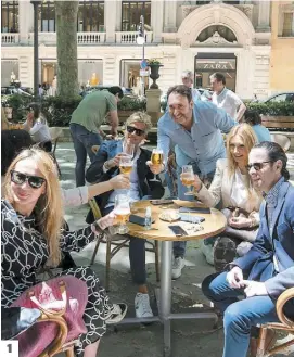  ?? PHOTOS AFP ?? 1
1. Verre à la main, des gens célèbrent la réouvertur­e des bars et terrasses à Palma, en Espagne. 2. Une famille s’amuse sur une plage de La Baule, une commune de l’Ouest de la France. 3. À Rimini, sur la côte italienne, des surfeurs étaient heureux de pouvoir enfin sortir leur planche.