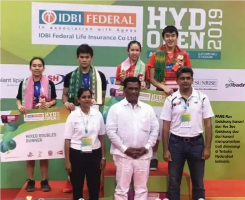  ??  ?? PANG Ron (belakang kanan) dan Yee See (belakang dua dari kanan) mempamerka­n trofi dimenangi di Terbuka Hyderabad kelmarin.