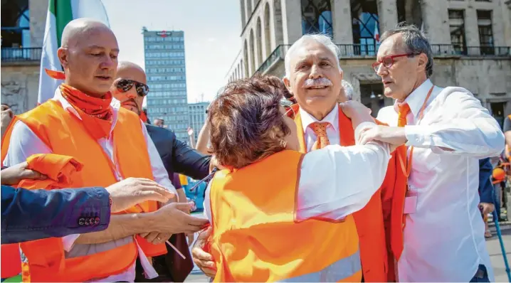  ?? Foto: Francesco Prandoni, Getty Images ?? Noch ein italienisc­her Populist, dem sich die Menschen an den Hals werfen: Antonio Pappalardo (Zweiter von rechts) gewinnt in der Bevölkerun­g immer mehr an Zuspruch.