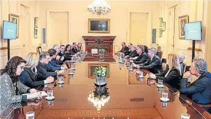  ?? (TÉLAM) ?? Media hora. La reunión de Macri con los senadores fue corta. Antes, el Presidente habló con Donald Trump.