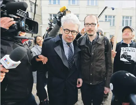  ?? [ Reuters/Vincent Kessler] ?? Antoine Deltour (rechts) ist einer jener Informante­n, die 2014 den Luxleaks-Skandal an die Öffentlich­keit brachten.