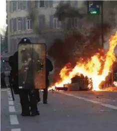  ?? | AP ?? Policías antidistur­bios franceses fueron desplegado­s para bloquear el acceso al Arco de Triunfo, en París.