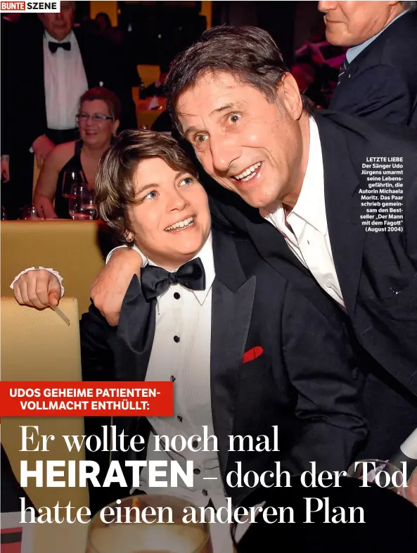  ??  ?? LETZTE LIEBE Der Sänger Udo Jürgens umarmt seine Lebensgefä­hrtin, die Autorin Michaela Moritz. Das Paar schrieb gemeinsam den Bestseller „Der Mann mit dem Fagott“(August 2004)
